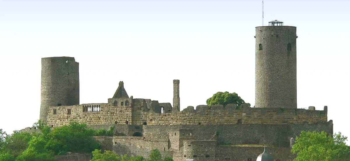 Foto einer Burg mit einem Bergfried - Burg Münzenberg (c) Presse03 wikimedia-commons
